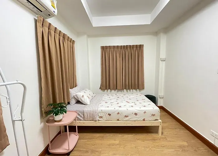 Modern 5-bedroom Townhome Near Mrt And Local Charm * Bangkok