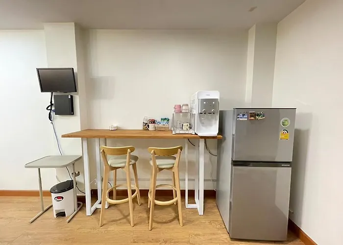 Apartment Modern 5-bedroom Townhome Near Mrt And Local Charm *