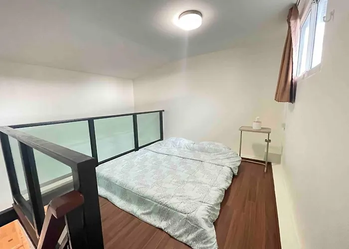 Modern 5-bedroom Townhome Near Mrt And Local Charm Bangkok