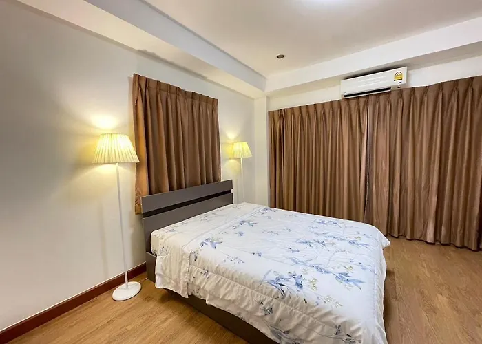 Modern 5-bedroom Townhome Near Mrt And Local Charm Apartment Bangkok