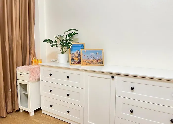 Apartment Modern 5-bedroom Townhome Near Mrt And Local Charm Bangkok