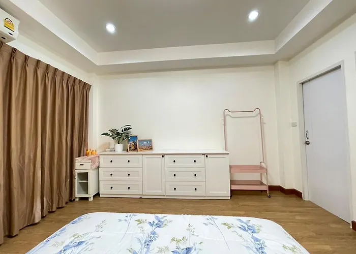 Modern 5-bedroom Townhome Near Mrt And Local Charm Apartment Bangkok
