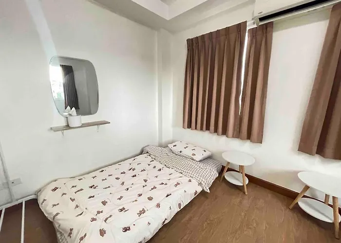 Apartment Modern 5-bedroom Townhome Near Mrt And Local Charm *